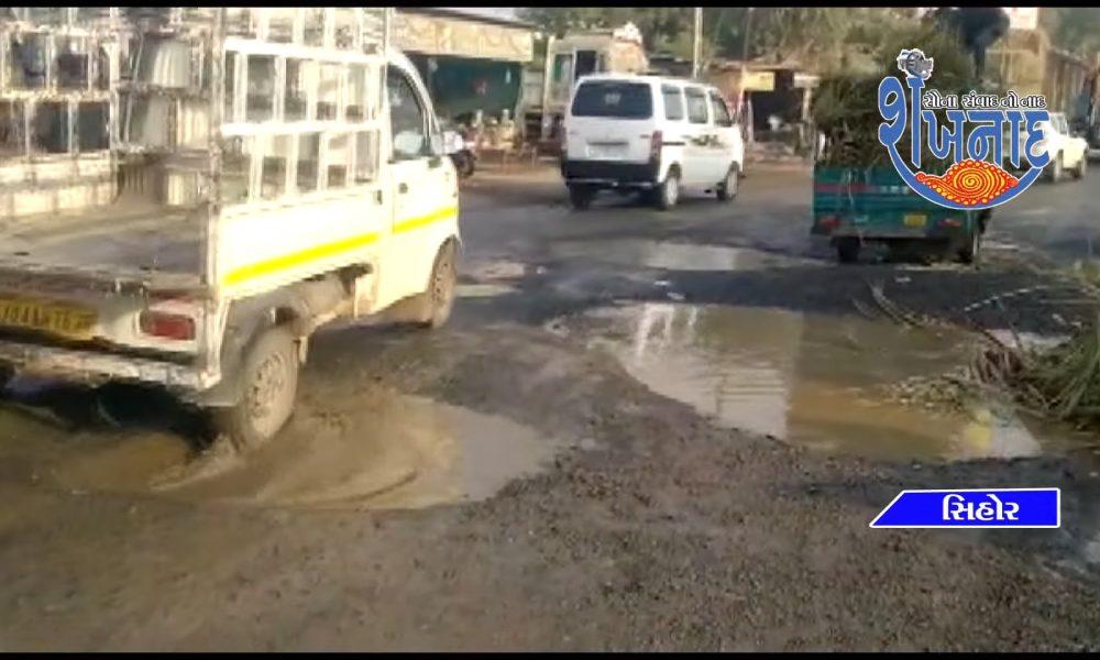 A full rickshaw overturned near Tana Chowkdi in Sihore.