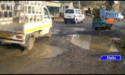 A full rickshaw overturned near Tana Chowkdi in Sihore.