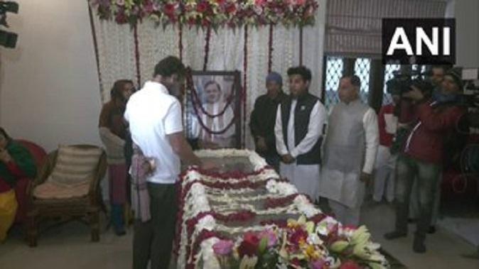 Home Minister Amit Shah and BJP President JP Nadda paid tribute to Sharad Yadav, Rahul Gandhi also paid his last respects.