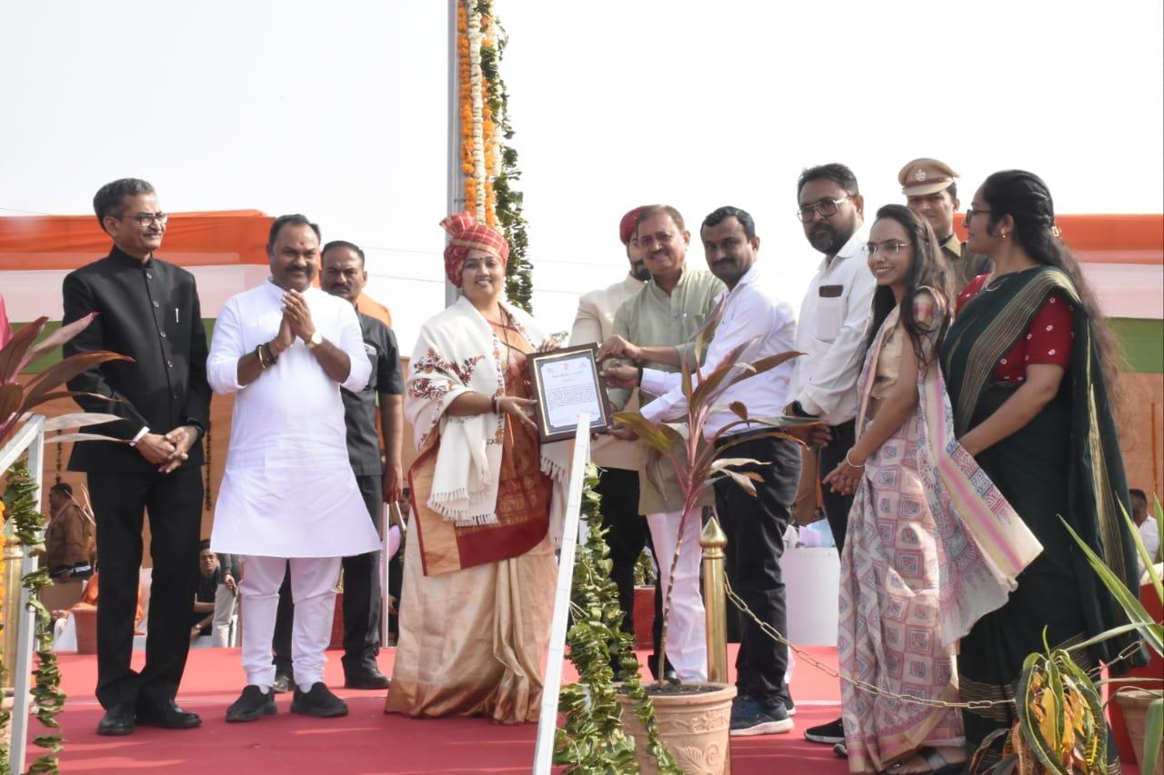 Republic Day was celebrated at district level at Talaja; The flag was hoisted by minister Bhanuben Babria