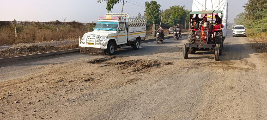 Death pits on state highway near Khodiyar temple near Sihore; Deteriorating condition of highways