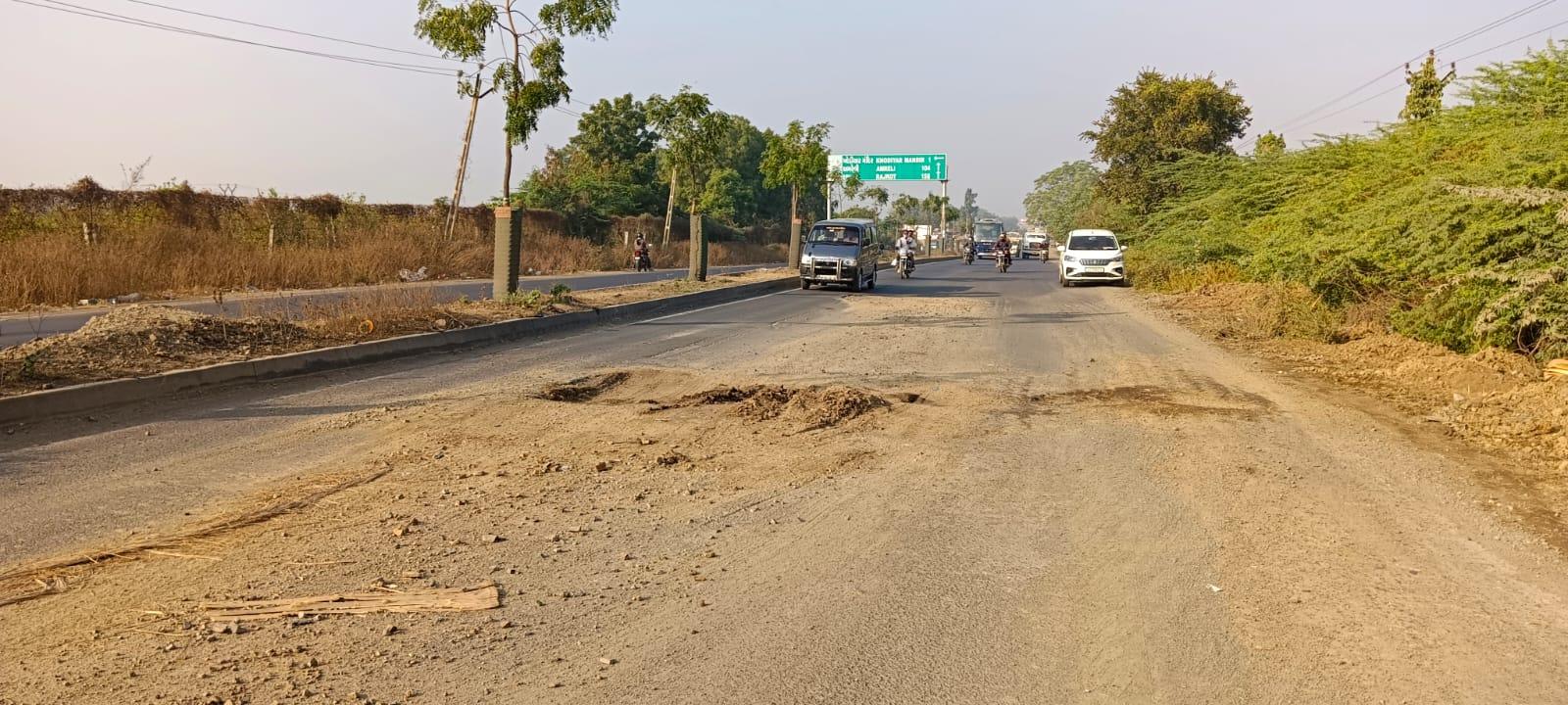Death pits on state highway near Khodiyar temple near Sihore; Deteriorating condition of highways