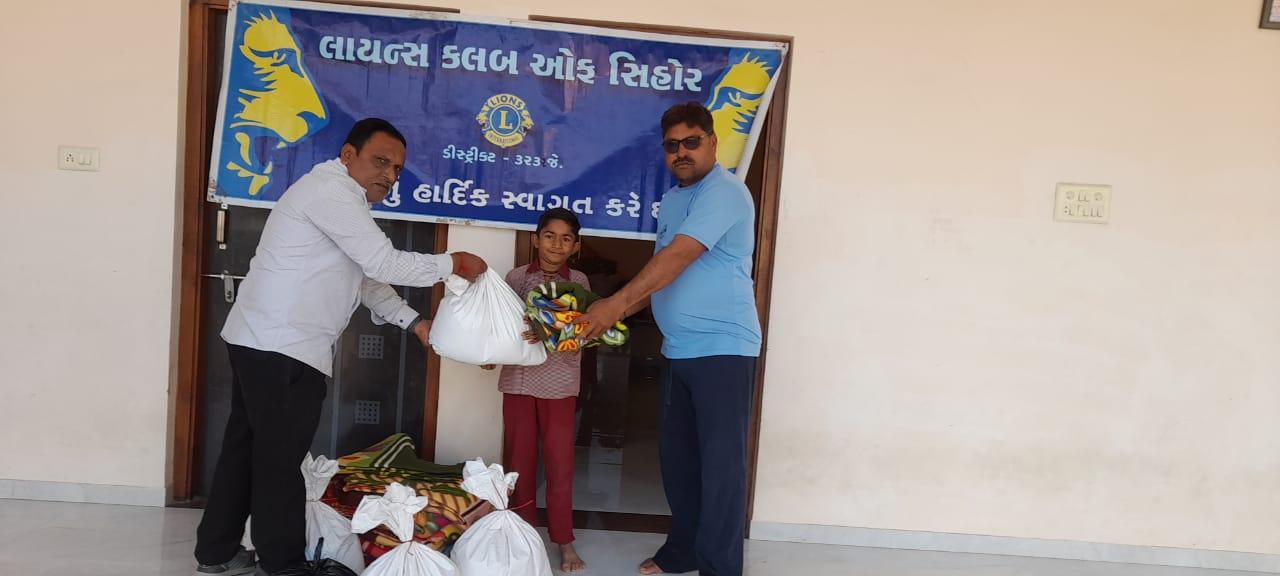 Dr. Prashant Astik and his team distributed blankets to the poor shivering from cold at midnight on the footpath in Sihore city or parish.