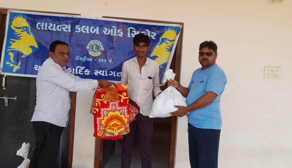 Dr. Prashant Astik and his team distributed blankets to the poor shivering from cold at midnight on the footpath in Sihore city or parish.
