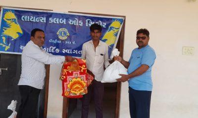 Dr. Prashant Astik and his team distributed blankets to the poor shivering from cold at midnight on the footpath in Sihore city or parish.