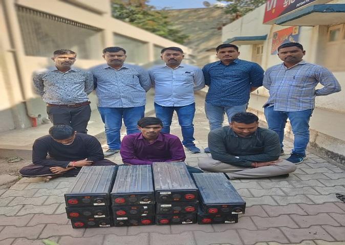 LCB nabbed three persons stealing batteries in Bhavnagar