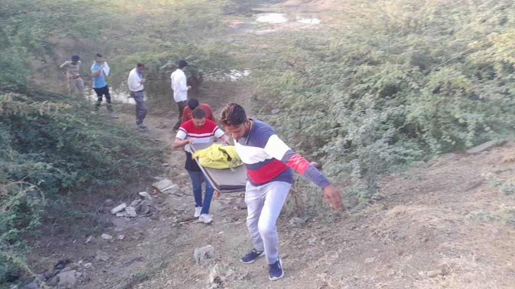 bhavnagar-the-murdered-body-of-a-missing-girl-child-of-a-family-living-on-the-footpath-was-found