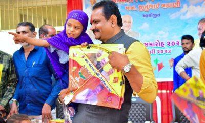 mla-jitubhai-vaghani-distributed-kites-and-biscuits-to-20-thousand-children-in-bhavnagar-schools