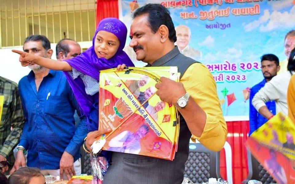 mla-jitubhai-vaghani-distributed-kites-and-biscuits-to-20-thousand-children-in-bhavnagar-schools