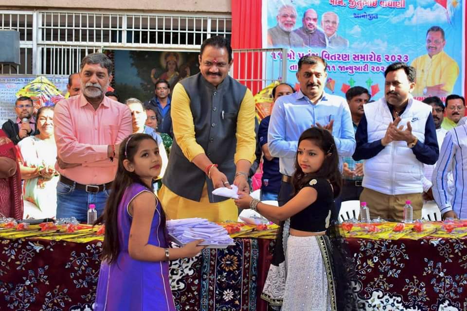 mla-jitubhai-vaghani-distributed-kites-and-biscuits-to-20-thousand-children-in-bhavnagar-schools