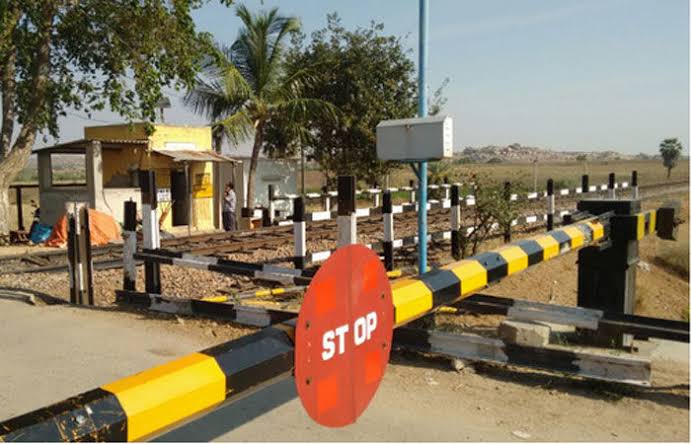Railway gate on Sihore-Ahmedabad highway is a headache for pedestrians; Demand for overbridges