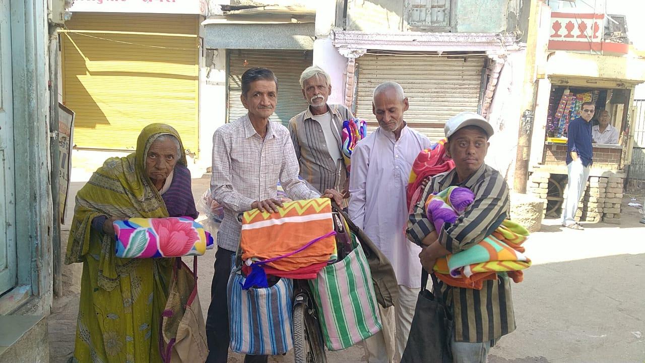 Distribution of blankets by Devubhai Dholakia, a well-known industrialist of Sihore