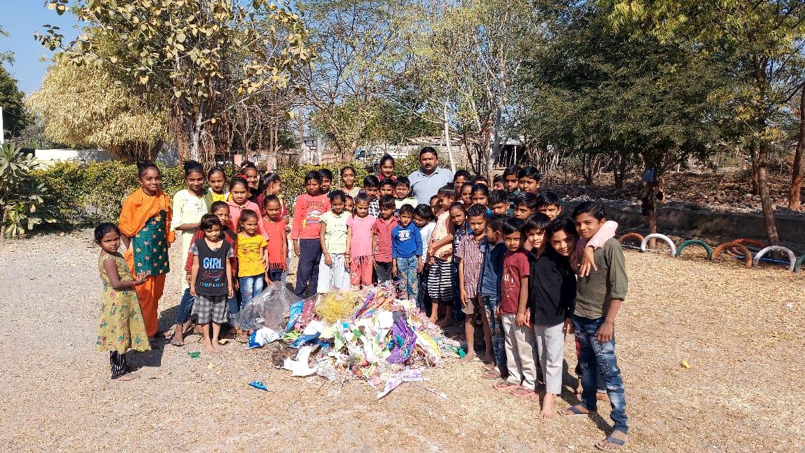 environmental-activity-by-bhangarh-primary-school-children-hanging-ropes-were-collected-and-destroyed-in-the-village