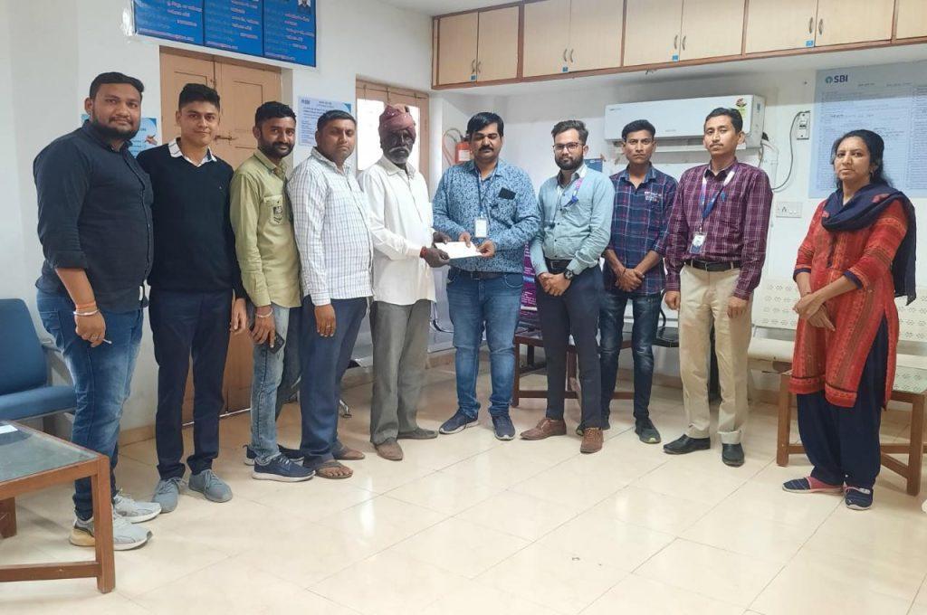 a-check-of-two-lakhs-is-presented-to-the-heir-under-pradhan-mantri-suraksha-bima-yojana-in-palitana