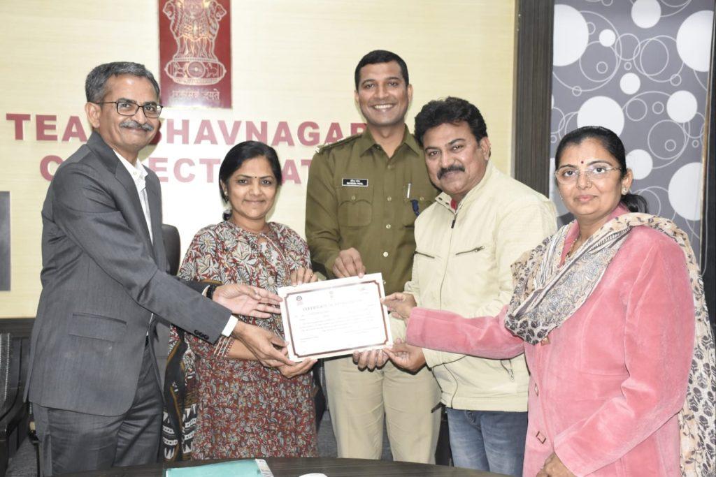 those-who-saved-human-life-in-fatal-road-accident-were-honored-at-bhavnagar-district-collector-office