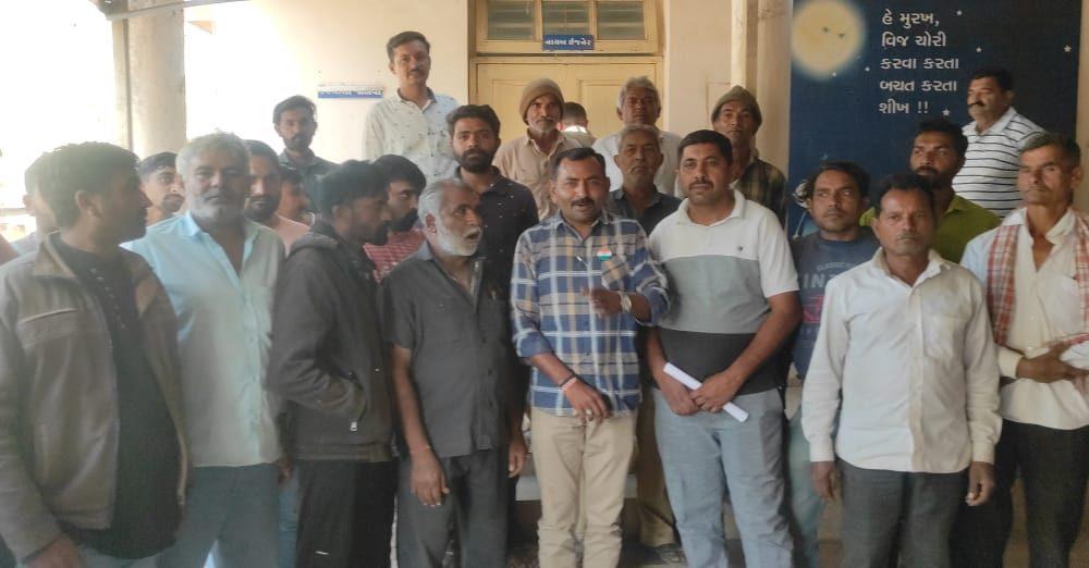 Farmers' protest at Sihore GEB office: Farmers demand daytime electricity