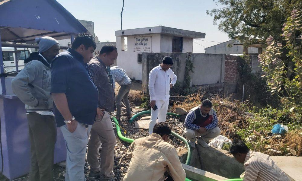 the-work-of-repairing-the-broken-water-line-has-started-immediately-near-ghangli-in-sihore