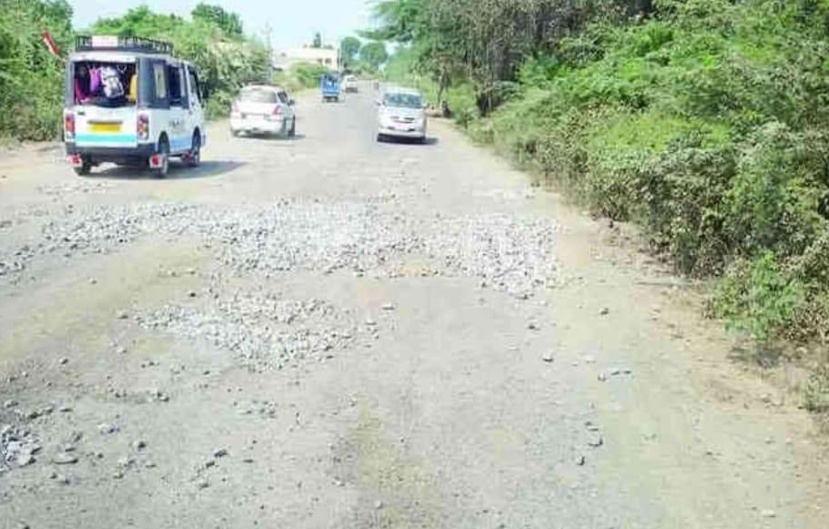 pedestrians-are-worried-about-the-work-of-over-bridge-on-palitana-songarh-road