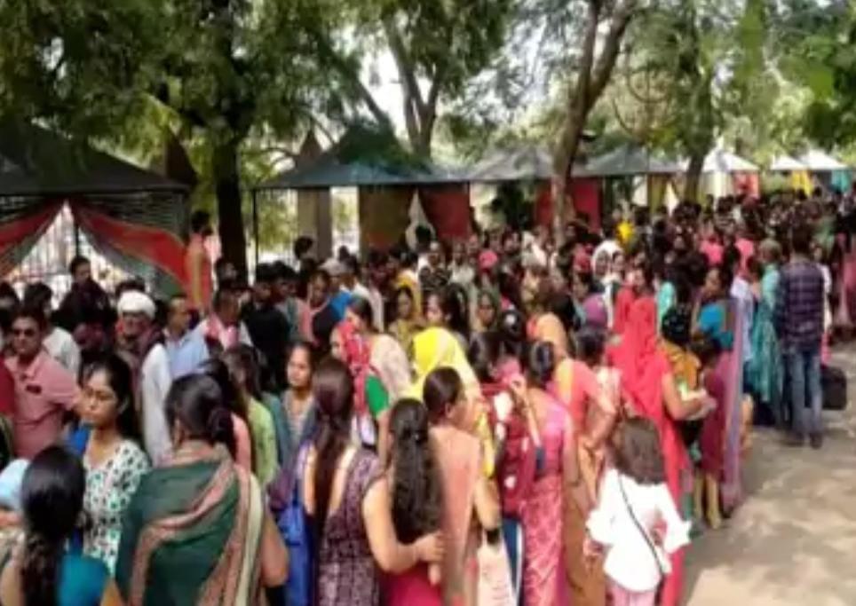 Devotees thronged near Sihore on the occasion of Pragtyotsav of Khodiyar Mataji, long queues of vehicles led to traffic jams.