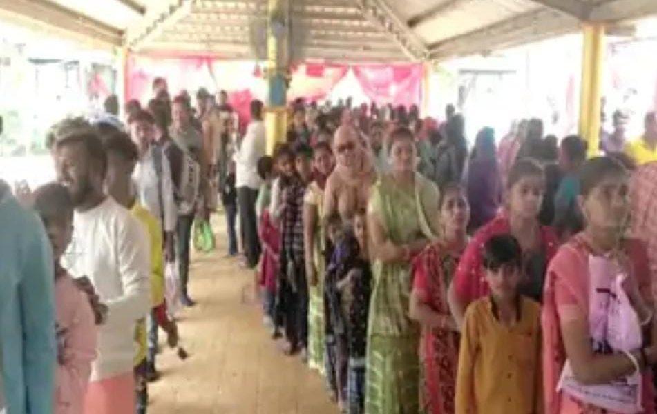 Devotees thronged near Sihore on the occasion of Pragtyotsav of Khodiyar Mataji, long queues of vehicles led to traffic jams.