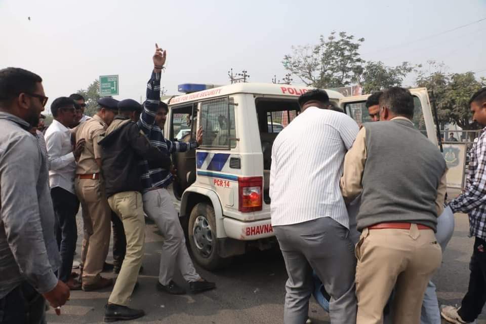 the-effigy-of-the-bjp-government-was-burnt-when-the-junior-clerk-exam-paper-leaked