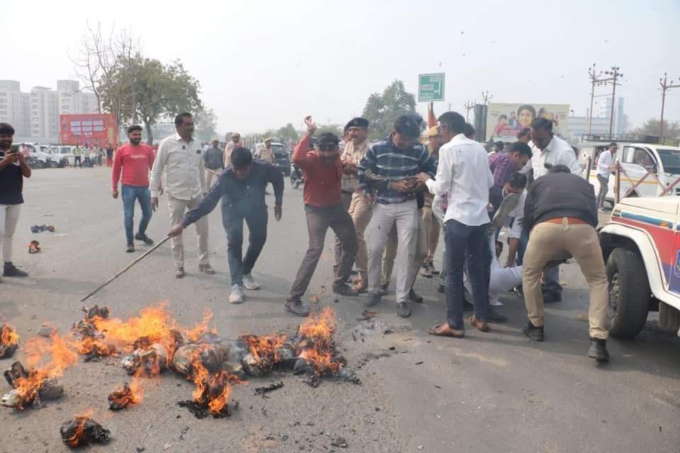 the-effigy-of-the-bjp-government-was-burnt-when-the-junior-clerk-exam-paper-leaked