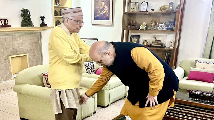 Home Minister Amit Shah met BJP leader Murali Manohar Joshi, Shah took his blessings by touching his feet