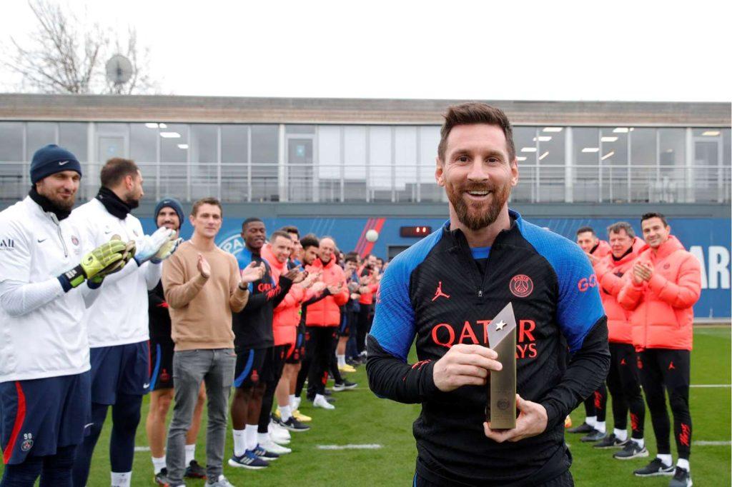 Lionel Messi: World champion Messi given a warm welcome, PSG players give a guard of honor