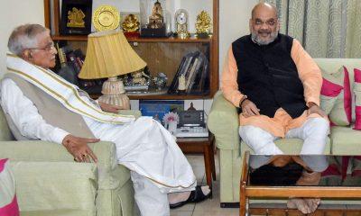 Home Minister Amit Shah met BJP leader Murali Manohar Joshi, Shah took his blessings by touching his feet