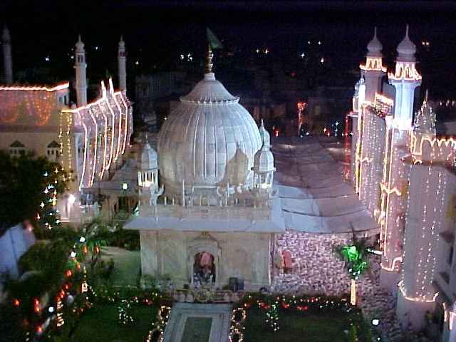 Famous Dargahs in India: If you want to seek the blessings of Sufi saints, then you should. Bowing at the shrine