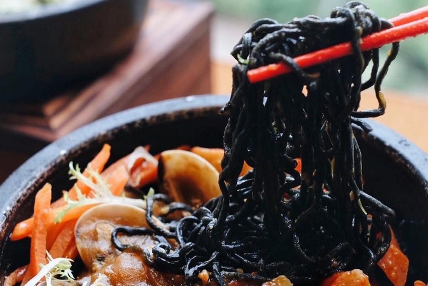 Know what are black noodles? This unique Thai dish has confused the internet