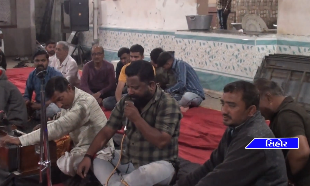 Ramdarbar was organized by Alkhadhani Maruti Mitra Mandal in Sihore.