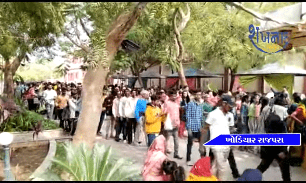 On the occasion of Pragtyotsav of Khodiyar Mataji, devotees flocked to the traffic jam with long lines of vehicles.