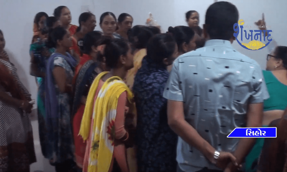 Residents living in Ward No. 7 did not get regular water from Mahipariage, a crowd of people reached the municipality.
