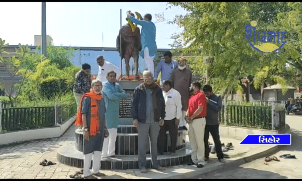 On the occasion of the death anniversary of Mahatma Gandhi, a wreath laying program was organized by the Congress.