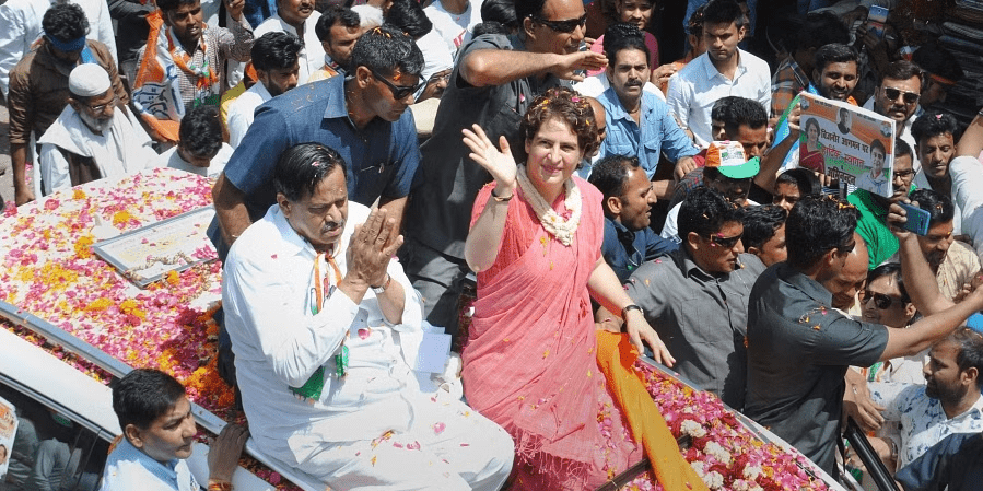 Priyanka Gandhi's grand reception in Raipur, flowers showered from the sky
