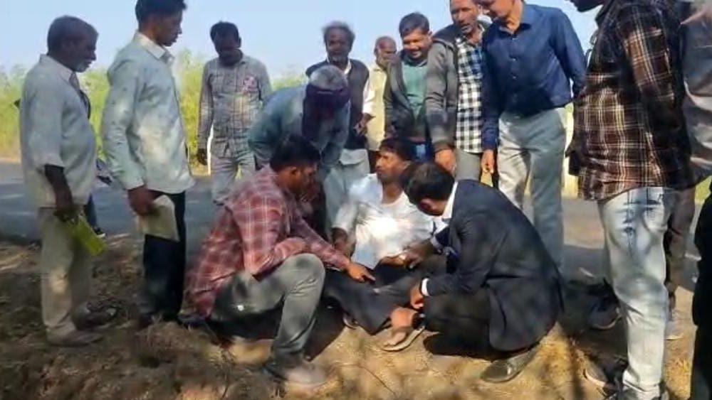 District Development Officer Prashant Jilova, who visited MNREGA scheme works in Sihore taluk, gave first aid to an injured bike rider.