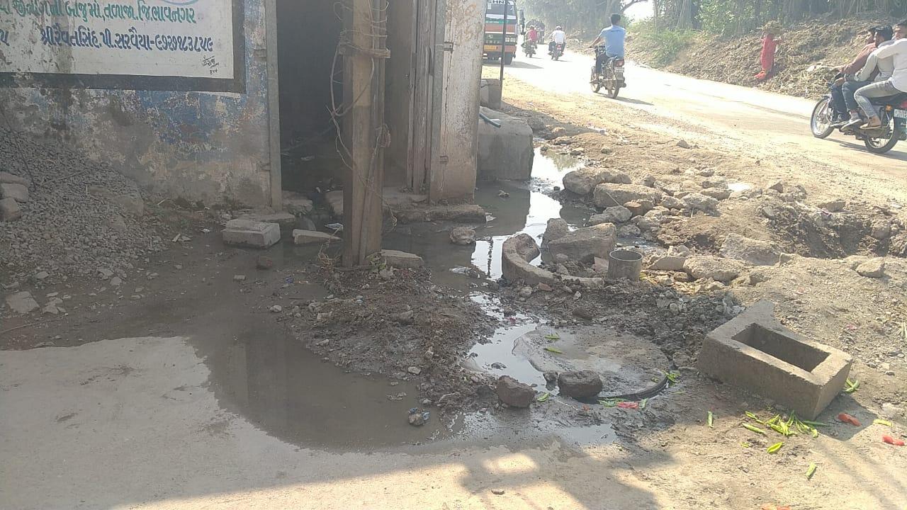 sewage-water-overflowing-near-matileshwar-temple-in-sihore-caused-great-distress-to-the-citizens