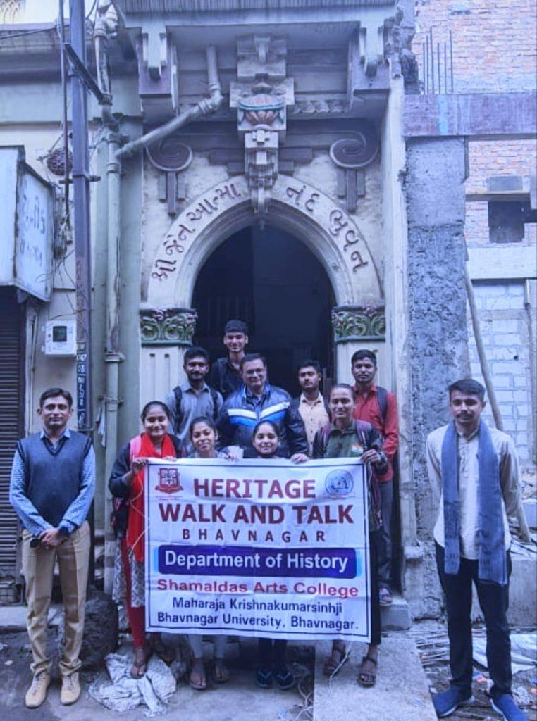 Students of Shamaldas College visiting Srijain Atmanand Sabha as part of Bhavnagar Heritage Walk and Talk Programme.