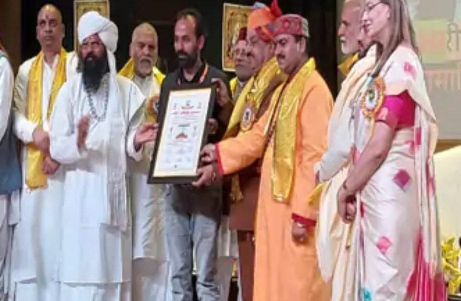 a-primary-teacher-of-sihore-taluka-was-honored-with-the-kabir-kohinoor-award