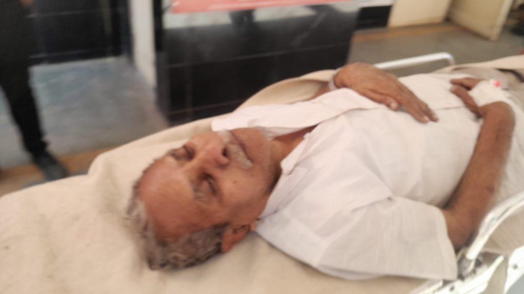 after-giving-tea-to-the-old-man-who-was-coming-to-sihore-gathio-took-the-gold-chain-ring-and-ran-away