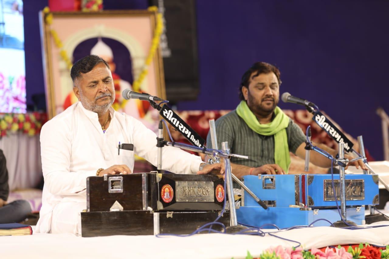 heavy-deployment-of-kirtidan-gadhvi-amidst-historic-crowd-in-lokdira-held-on-the-occasion-of-jayaram-bapas-death-anniversary-at-usrad-village-of-sihore