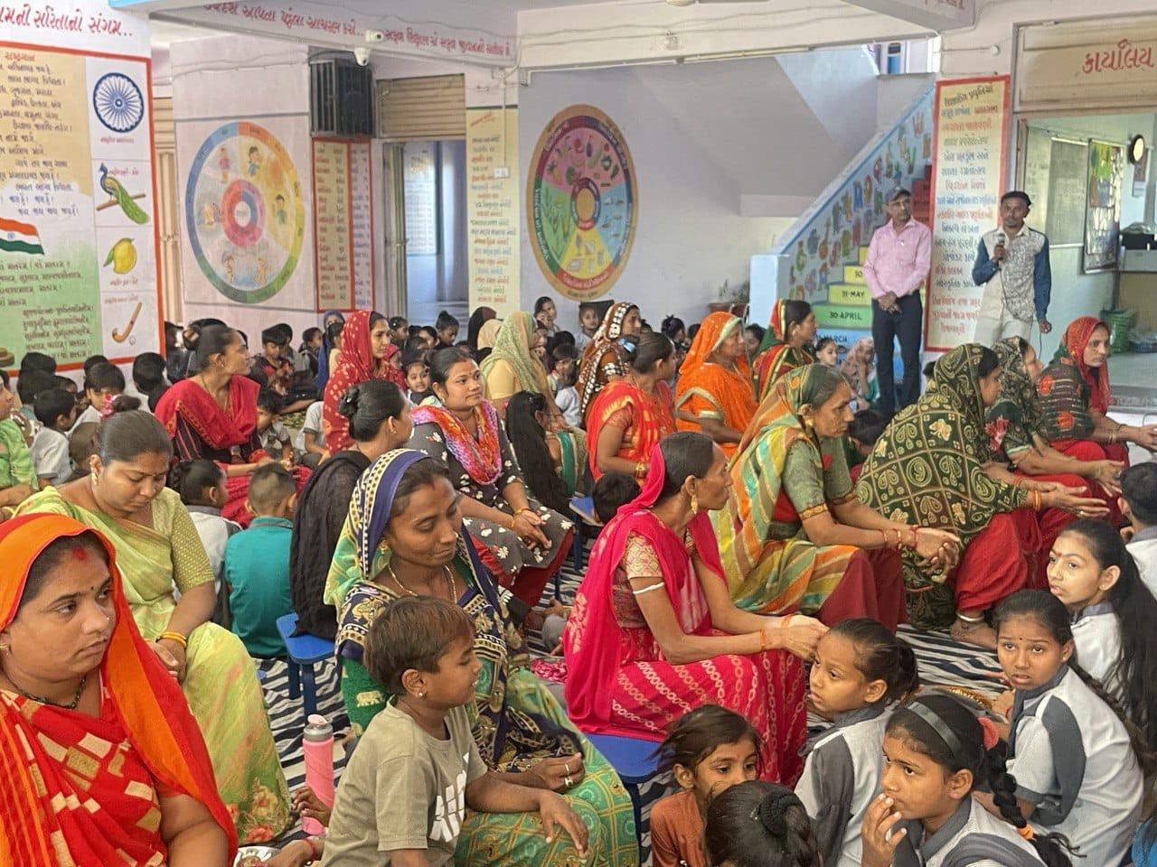 mother-patri-pujan-day-was-celebrated-in-shree-veer-savarkar-primary-school-no-8-at-bhavnagar