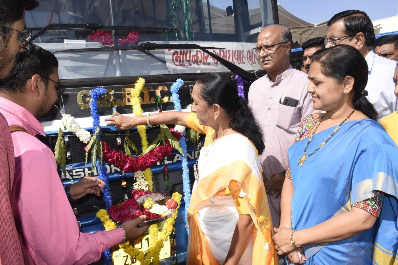 Bhavnagar ST. MP Bhartiben Shayal giving the green signal to 12 new buses from the bus stand