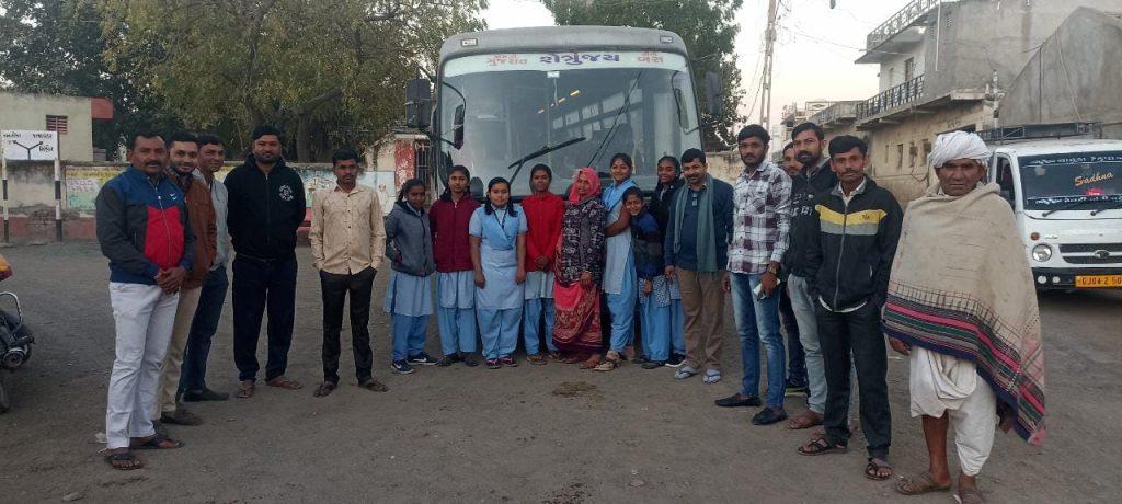 sihore-st-bus-reached-khambha-village-for-the-first-time-after-independence-people-welcomed-it-with-worship