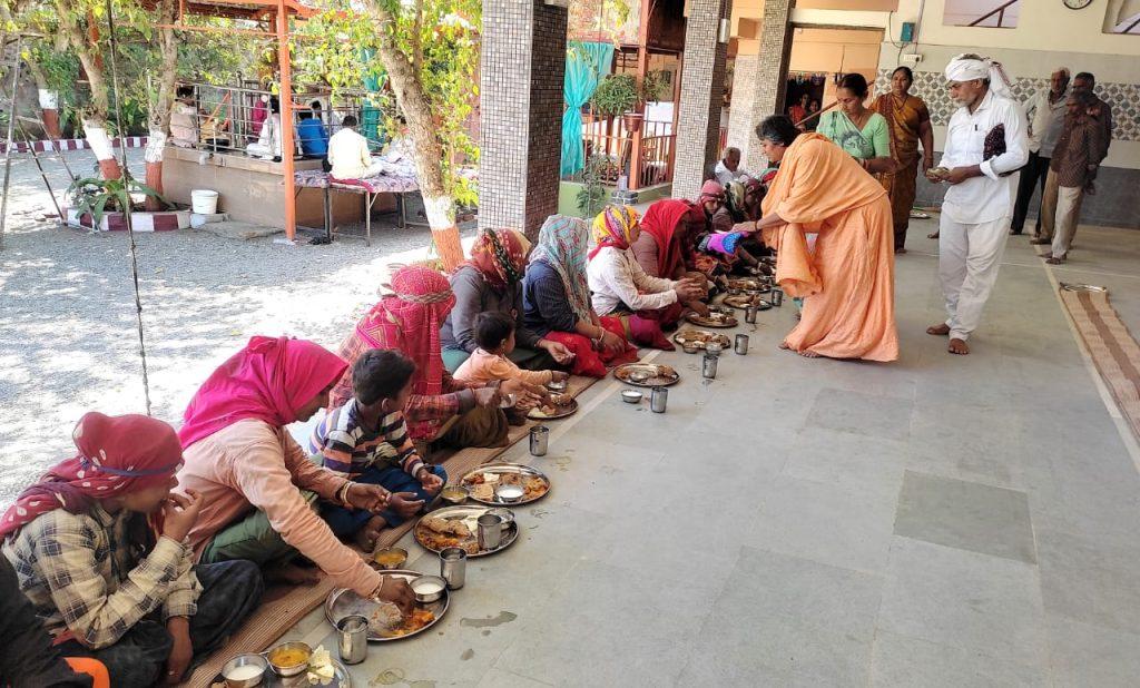 sihor-mahashivratri-celebration-by-giving-food-to-laborers-and-children-at-shivkunj-ashram-jaliya