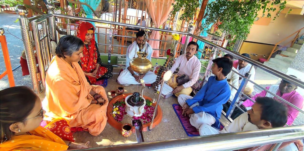 sihor-mahashivratri-celebration-by-giving-food-to-laborers-and-children-at-shivkunj-ashram-jaliya