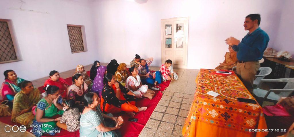 Training was held to make women economically viable in P.B.Ganapule Mahila Mandal of Sihore