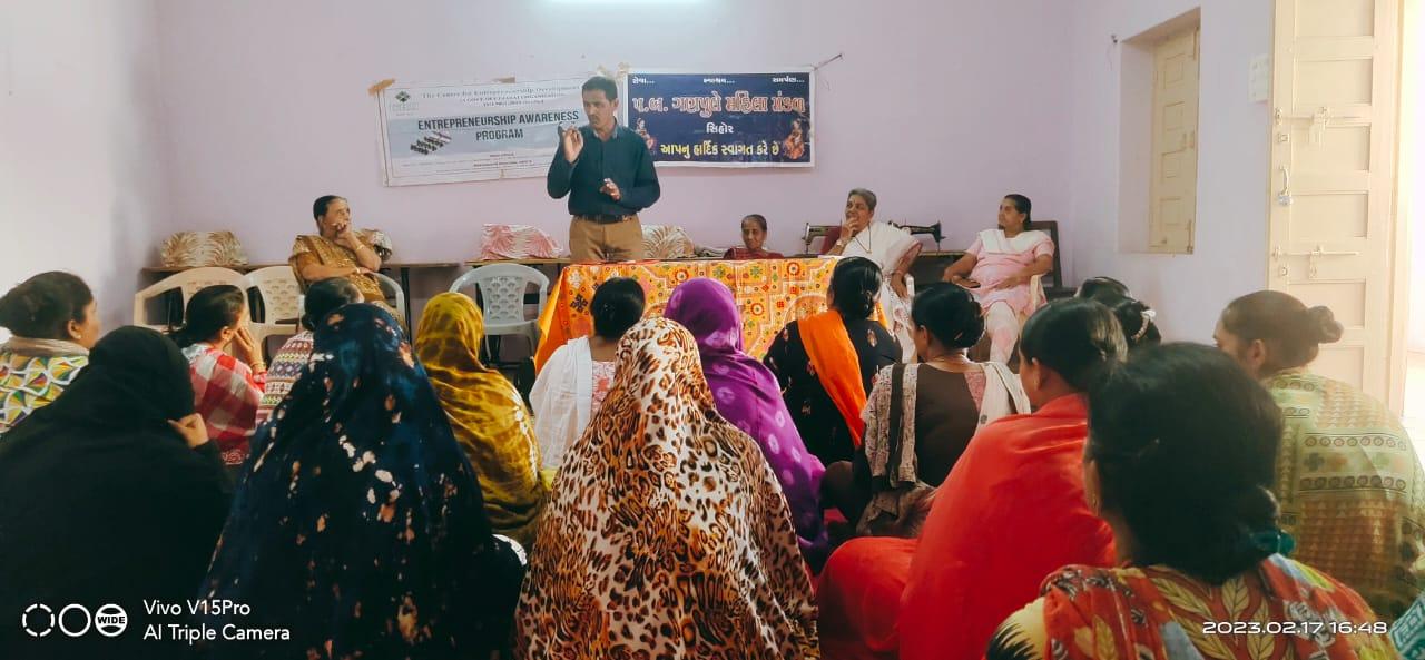 Training was held to make women economically viable in P.B.Ganapule Mahila Mandal of Sihore
