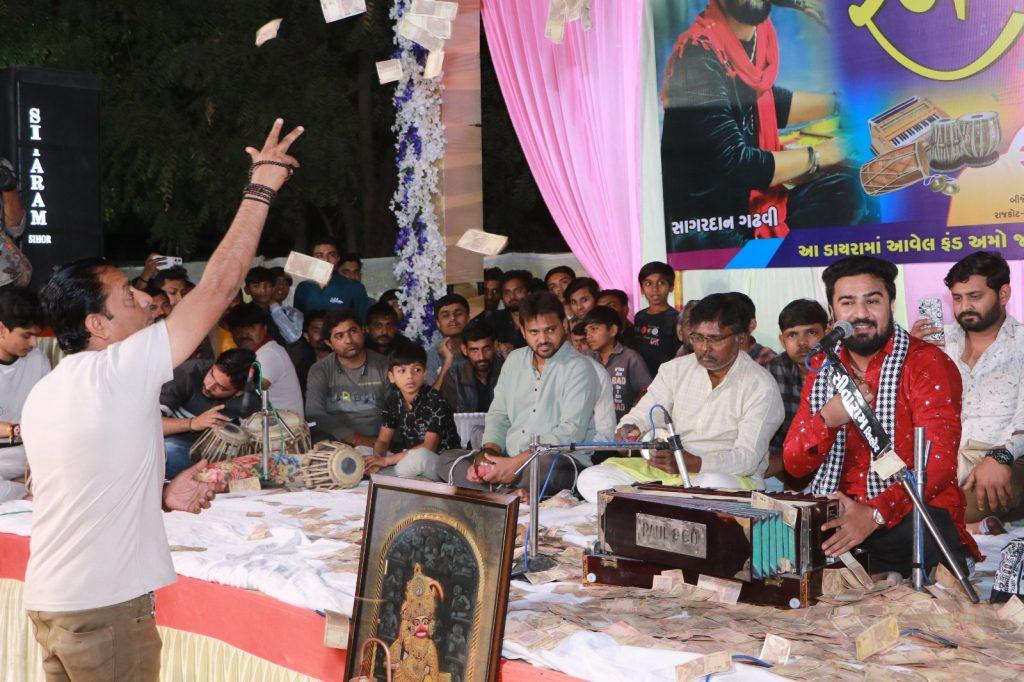 manish-ashra-at-sihore-town-hall-and-sagardan-gadhvi-rocked-the-night-at-lokdira-organized-by-om-investment